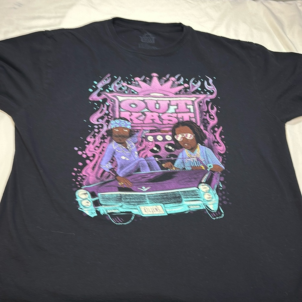 Men’s graphic tee, size XL.
